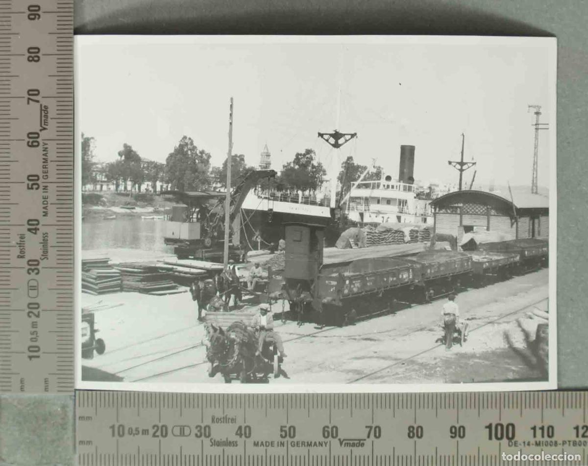 Fotograf&iacute;a antigua: FOTOGRAFIA. MUELLE CARGA. SEVILLA. CARRUAJES OBREROS. HACIA 1940