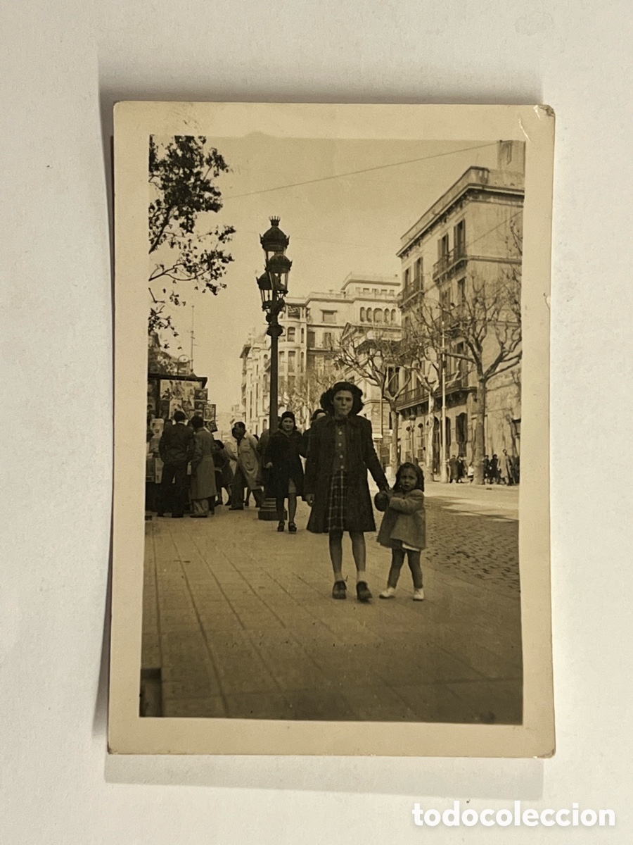 Fotograf&iacute;a antigua: NI&Ntilde;OS - BARCELONA de Postguerra&hellip; Ni&ntilde;as de paseo por las Ramblas&hellip; (h.1945?)
