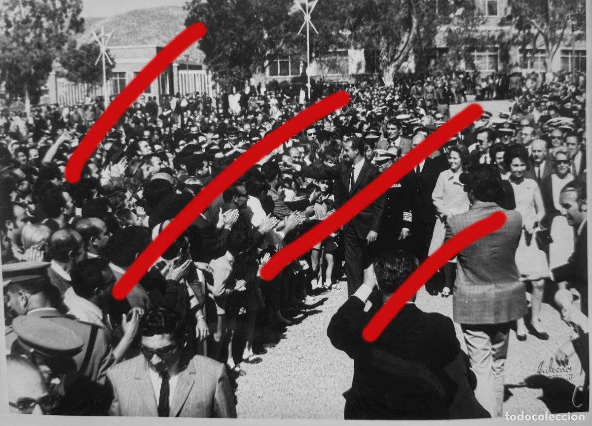 Fotografia antiga: El pr&iacute;ncipe Juan Carlos 1974 en Castilla la Mancha - Fotografia Antigua