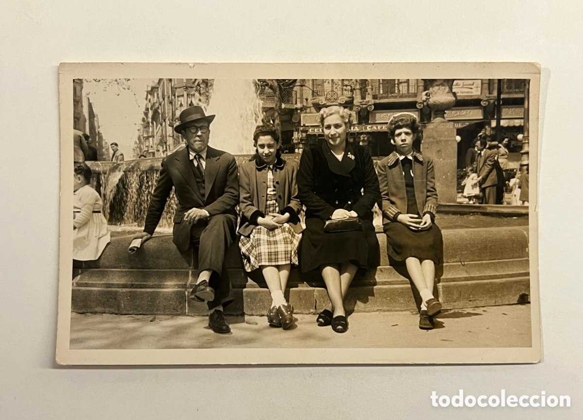 Fotograf&iacute;a antigua: BARCELONA ANTIGA.. Fotograf&iacute;a familiar un dia junto a la Fuente&hellip; (h.1950?) Med&iacute;das: 14 x 9 cm