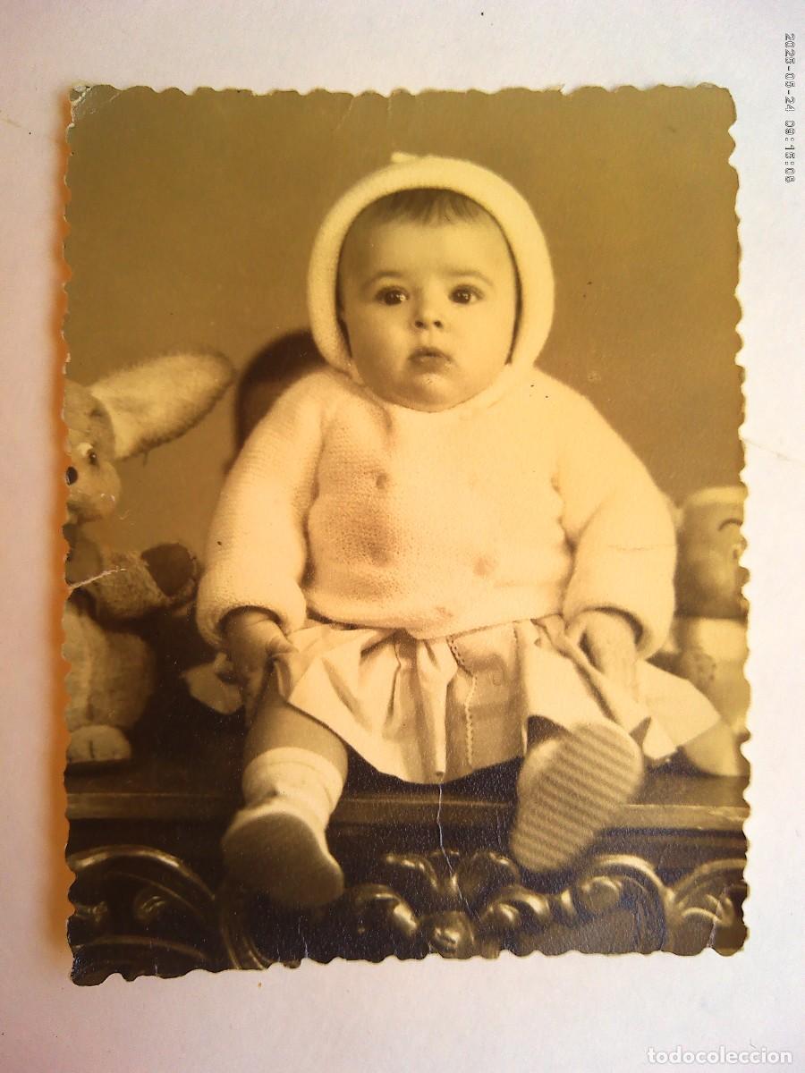 Fotografia antiga: PRECIOSA FOTO DE ESTUDIO DE NI&Ntilde;A PEQUE&Ntilde;A , 1958. DE MENDOZA , MADRID