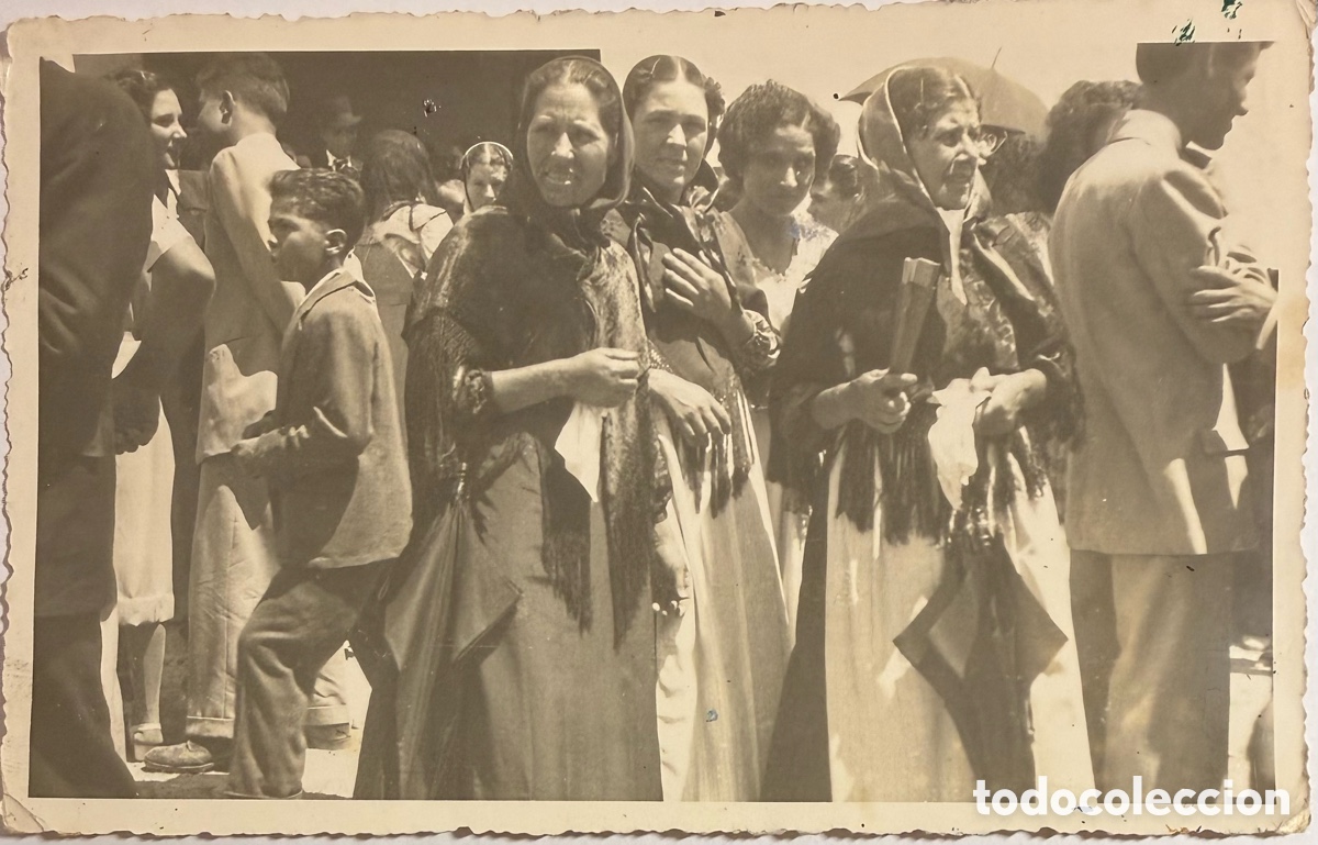 Fotografia antiga: Ibiza costumbres un domingo entrando a misa. A&ntilde;os 40