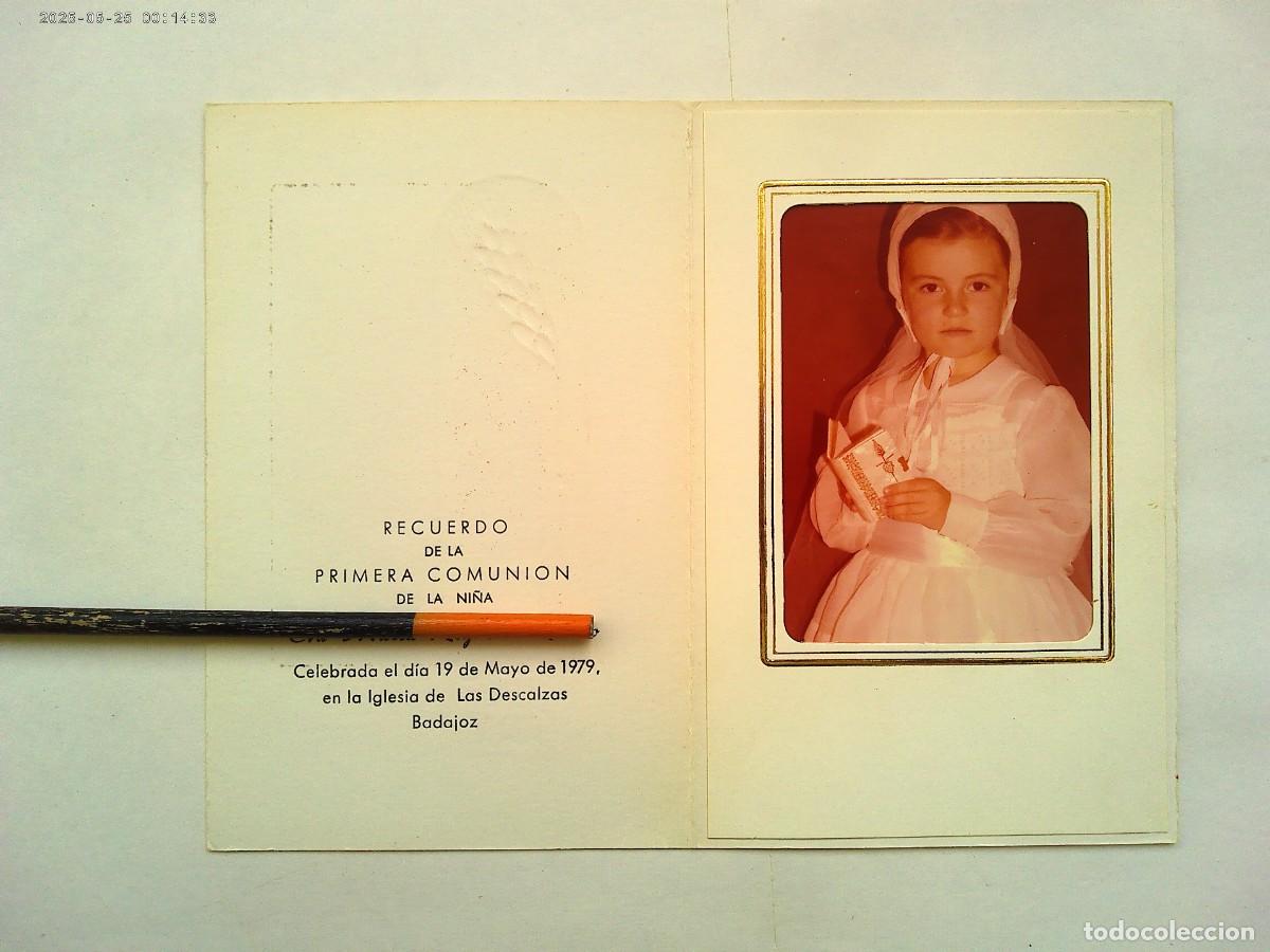 Fotograf&iacute;a antigua: PRECIOSA FOTO A COLOR DE ESTUDIO DE NI&Ntilde;A DE COMUNION EN ESTAMPA . BADAJOZ 1979