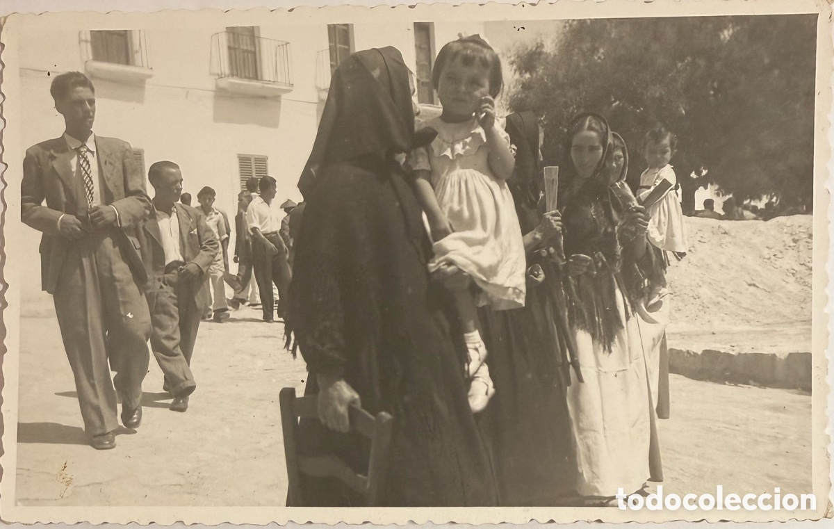 Fotograf&iacute;a antigua: Ibiza costumbres domingo entrando a misa. A&ntilde;os 40