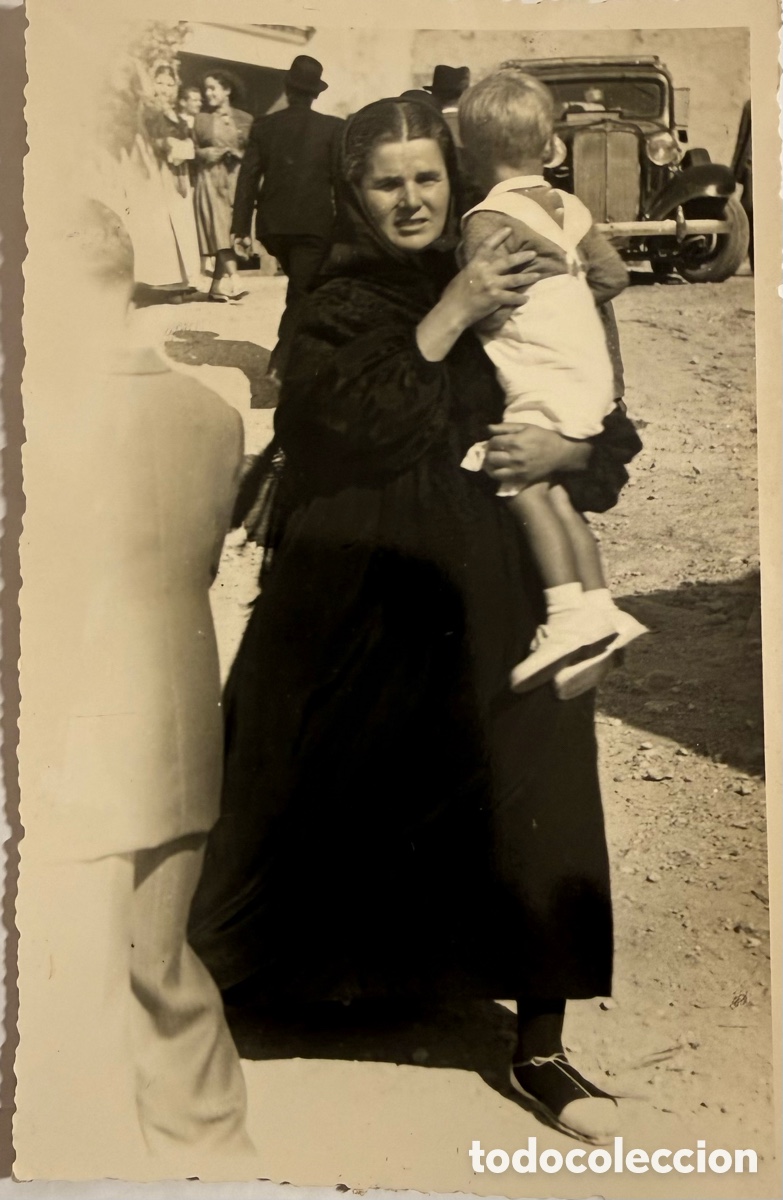 Fotograf&iacute;a antigua: Ibiza costumbres payesa con ni&ntilde;o a&ntilde;os 40