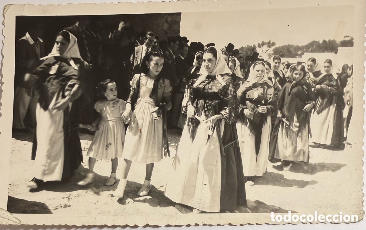 Fotograf&iacute;a antigua: Ibiza costumbres un domingo preparado para ir a misa