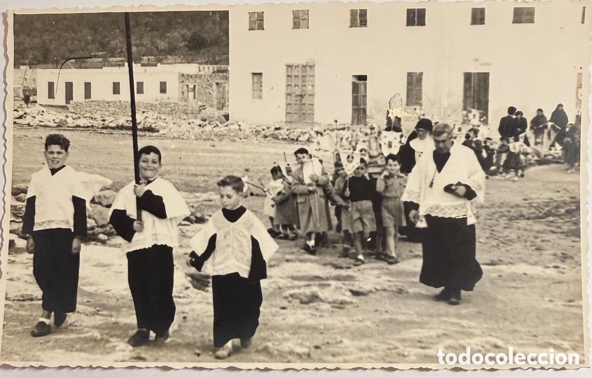 Fotograf&iacute;a antigua: Ibiza costumbres ni&ntilde;os en procesi&oacute;n De la Iglesia a&ntilde;os 40