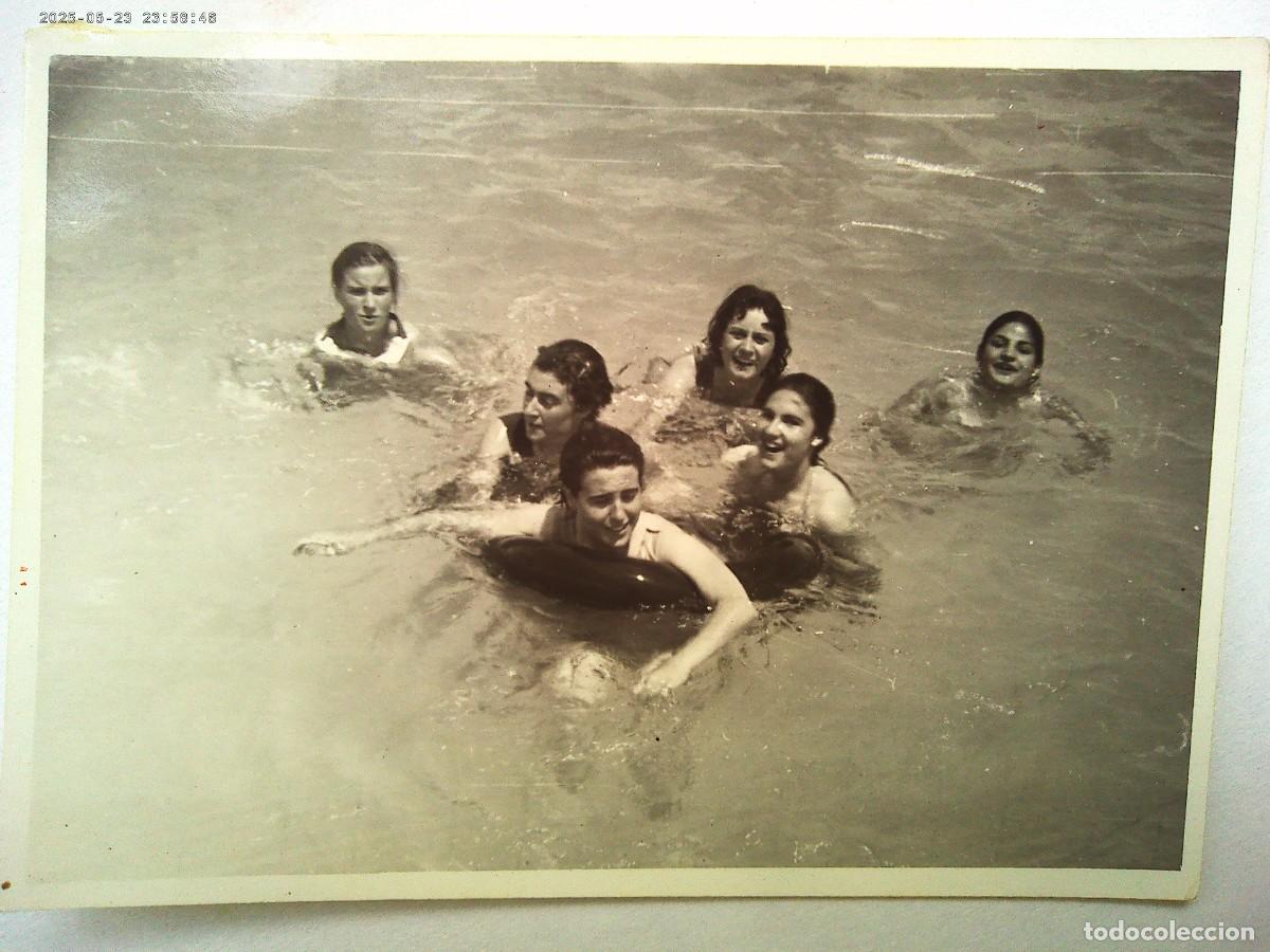 Fotograf&iacute;a antigua: FOTO DE CHICAS BA&Ntilde;ANDOSE EN UN RIO CON UN FLOTADOR