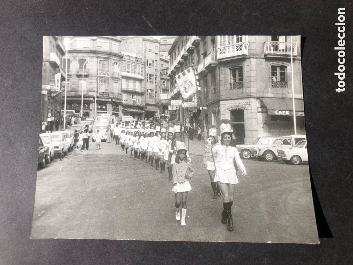 Fotografia antiga: Antigua foto desfile de mayorettes Rua da Victoria / plaza de COMPOSTELA VIGO