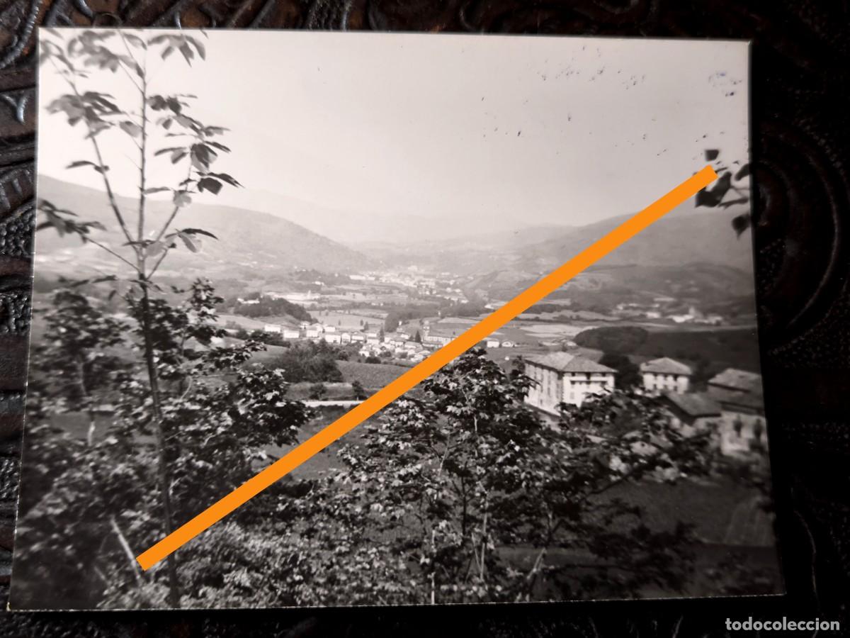 Fotograf&iacute;a antigua: Antigua fotograf&iacute;a. Gartzain, Bazt&aacute;n (Navarra) en primer t&eacute;rmino. Al fondo Elizondo. A&ntilde;os 60