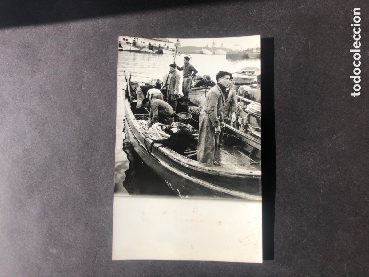 Fotograf&iacute;a antigua: Antigua fotografia de prensa descarga de pescado marineros Ria de VIGO