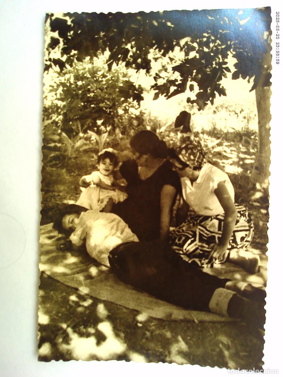 Fotograf&iacute;a antigua: FOTO DE MUJERES Y NI&Ntilde;A EN EL CAMPO, UNA CON PA&Ntilde;UELO EN LA CABEZA