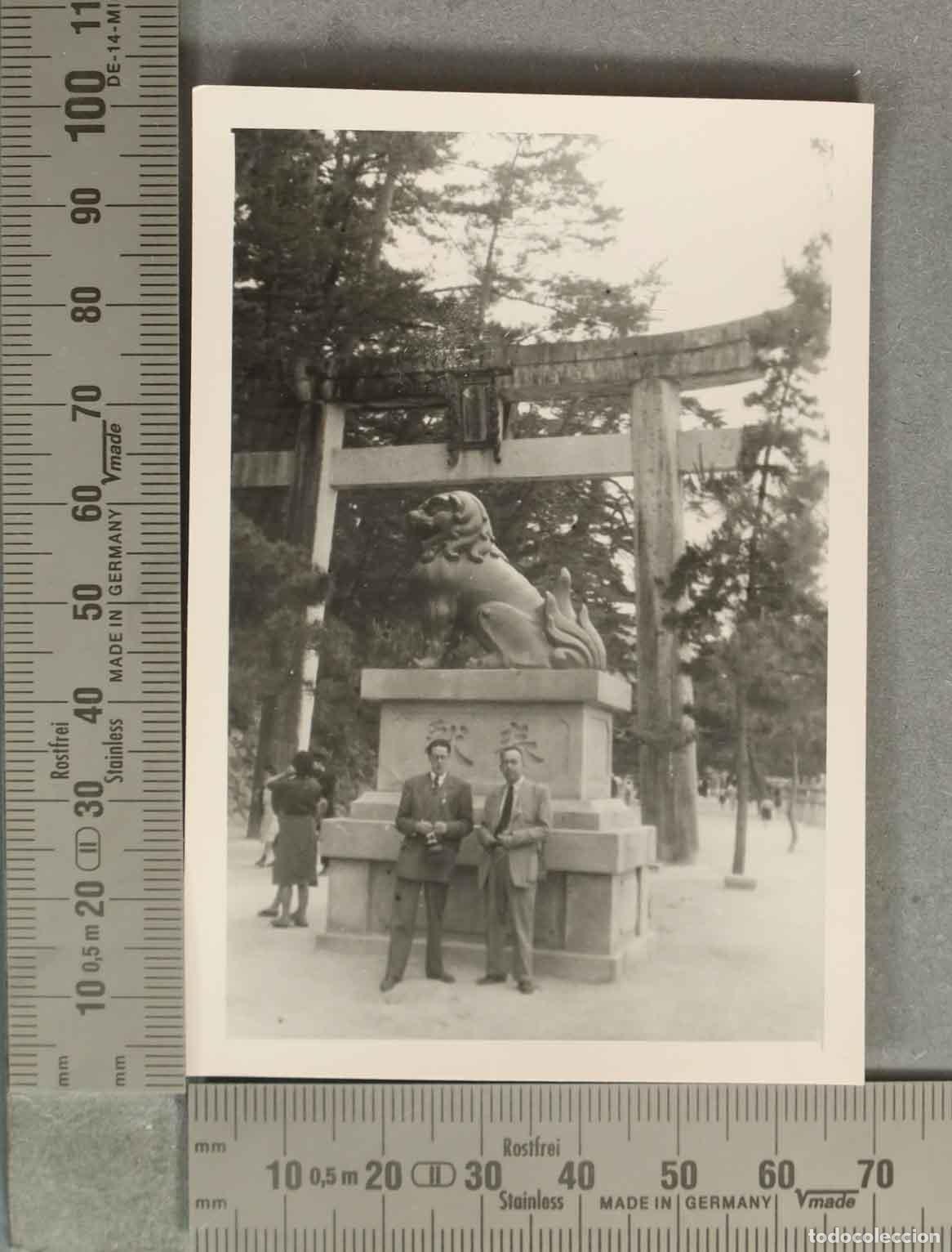 Fotograf&iacute;a antigua: FOTOGRAFIA. ISLA Itsukushima VISITA ESPA&Ntilde;OLA ESCRITOR SANCHEZ SILVA JAPON HACIA 1947
