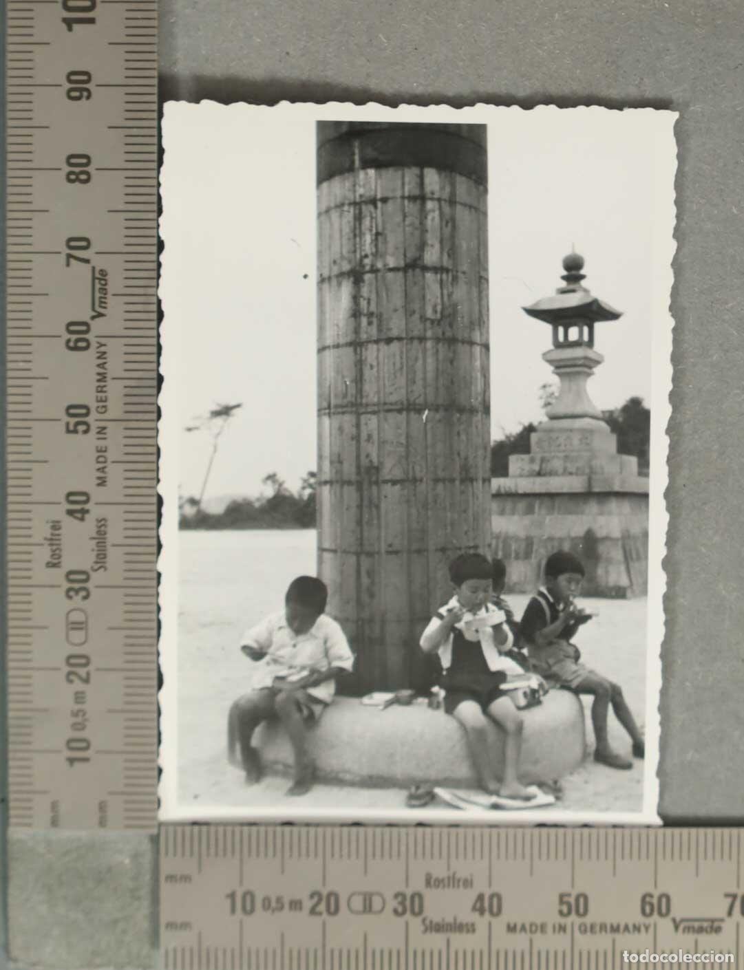 Fotografia antiga: FOTOGRAFIA. NI&Ntilde;OS JAPONESES COMIENDO EN LA CALLE HACIA 1940