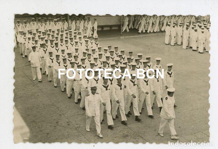 Photographie ancienne: FOTO ORIGINAL BASE NAVAL DE CARTAGENA MILITARES DESFILANDO EN EL CUARTEL DE INSTRUCCION A&Ntilde;O 1949