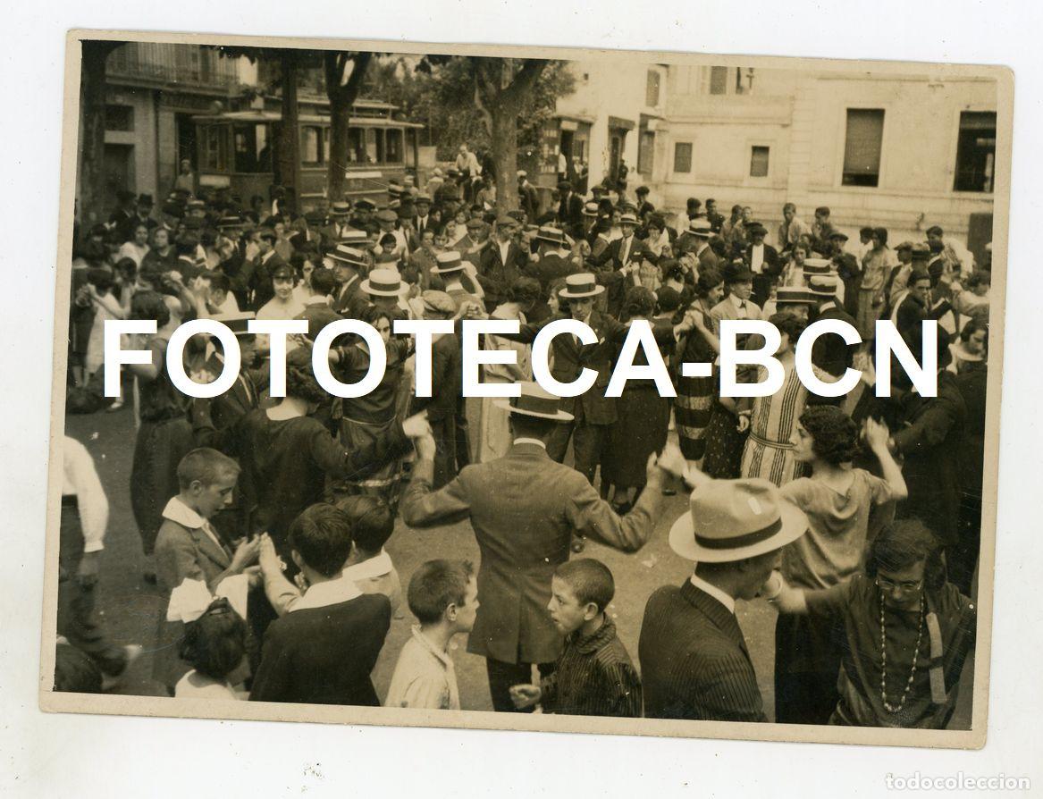 Photographie ancienne: FOTO ORIGINAL GRUPO DE PERSONAS BAILANDO SARDANA TRANVIA CATALUNYA POSIBLEMENTE BARCELONA A&Ntilde;OS 20