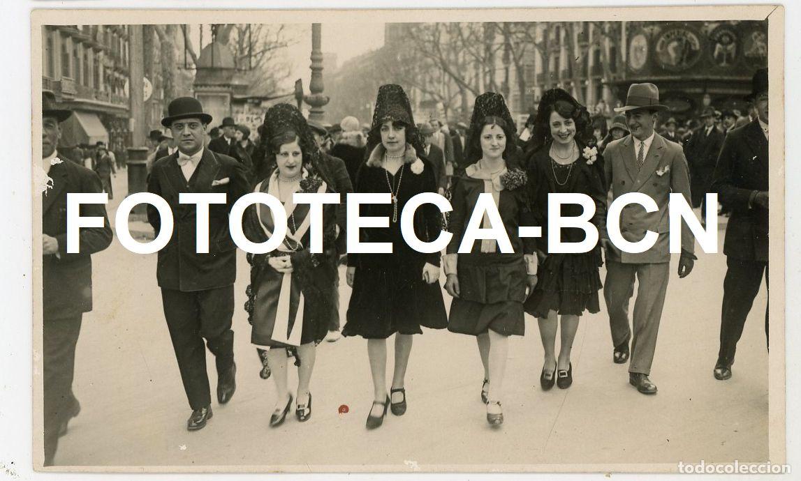 Fotografia antica: FOTO ORIGINAL GRUPO DE PERSONAS PASEANDO POSIBLEMENTE BARCELONA PS DE GRACIA A&Ntilde;OS 20