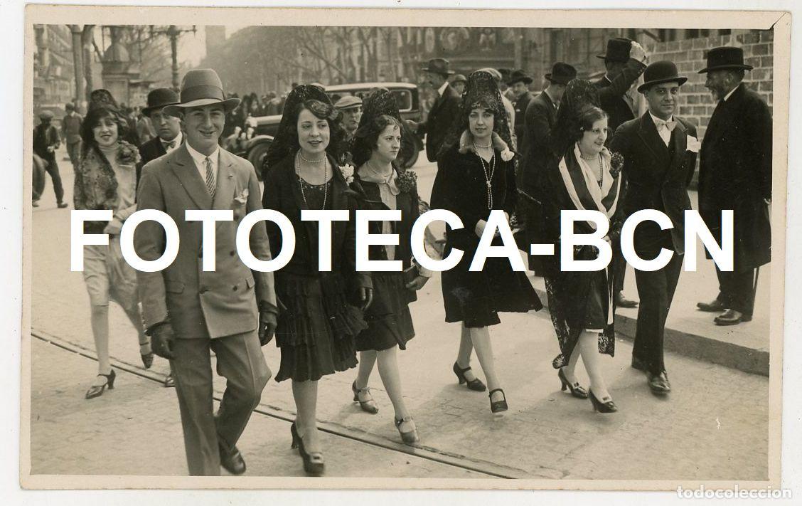 Fotografia antica: FOTO ORIGINAL GRUPO DE PERSONAS PASEANDO POSIBLEMENTE BARCELONA PS DE GRACIA A&Ntilde;OS 20