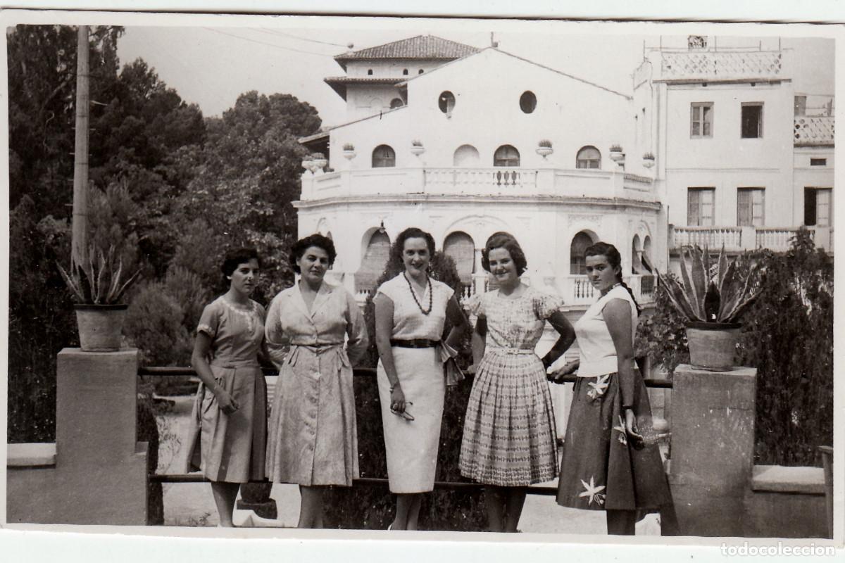 Fotografia antica: Preciosa foto. Mujeres delante del Balneario de Cofrentes, Val&egrave;ncia. A&ntilde;os 50 pc