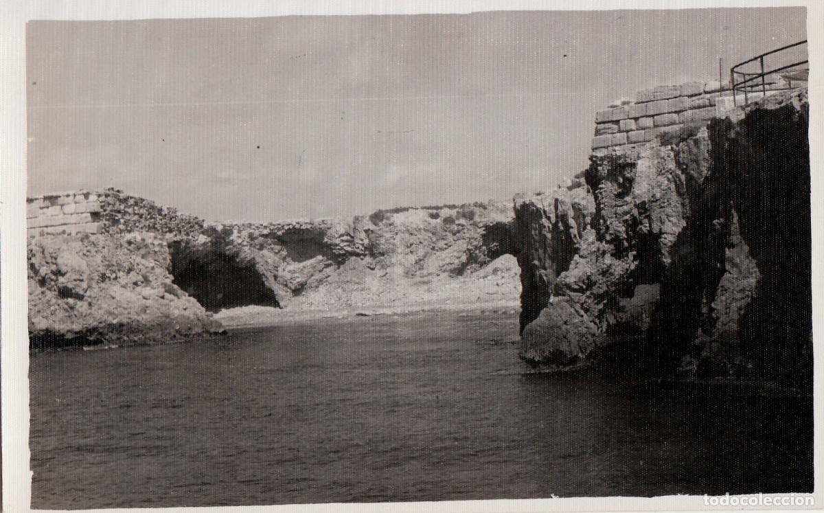 Fotograf&iacute;a antigua: Magn&iacute;fica foto. Costa, cueva. Isla de Tabarca, Alicante?. A&ntilde;os 50 pc