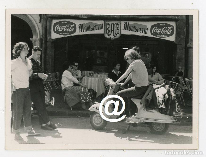 Fotograf&iacute;a antigua: FOTO MOTO SCOOTER VESPA MATRICULA BARCELONA BAR MONTSERRAT PUBLICIDAD COCA-COLA