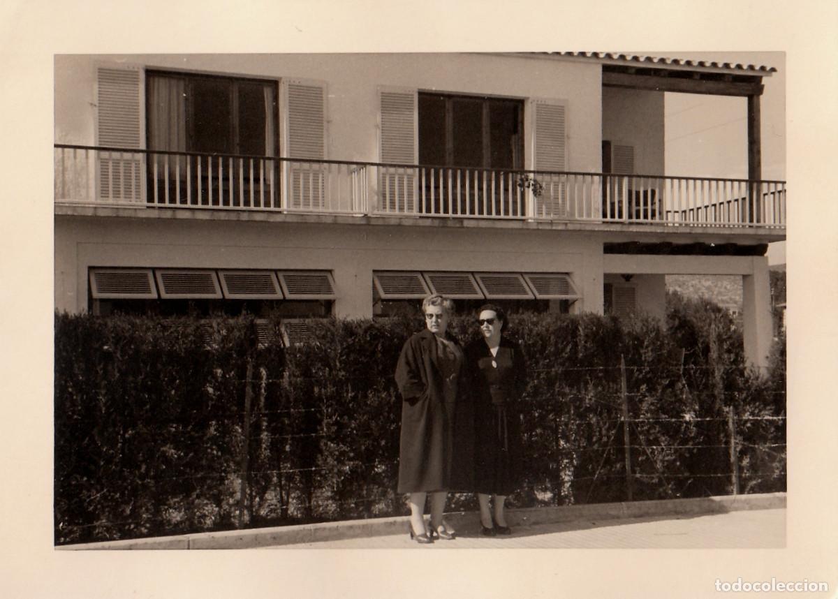 Fotograf&iacute;a antigua: Amigas en la Casa Garriga-Nogu&eacute;s, Sitges, Barcelona. A&ntilde;os 50 pc