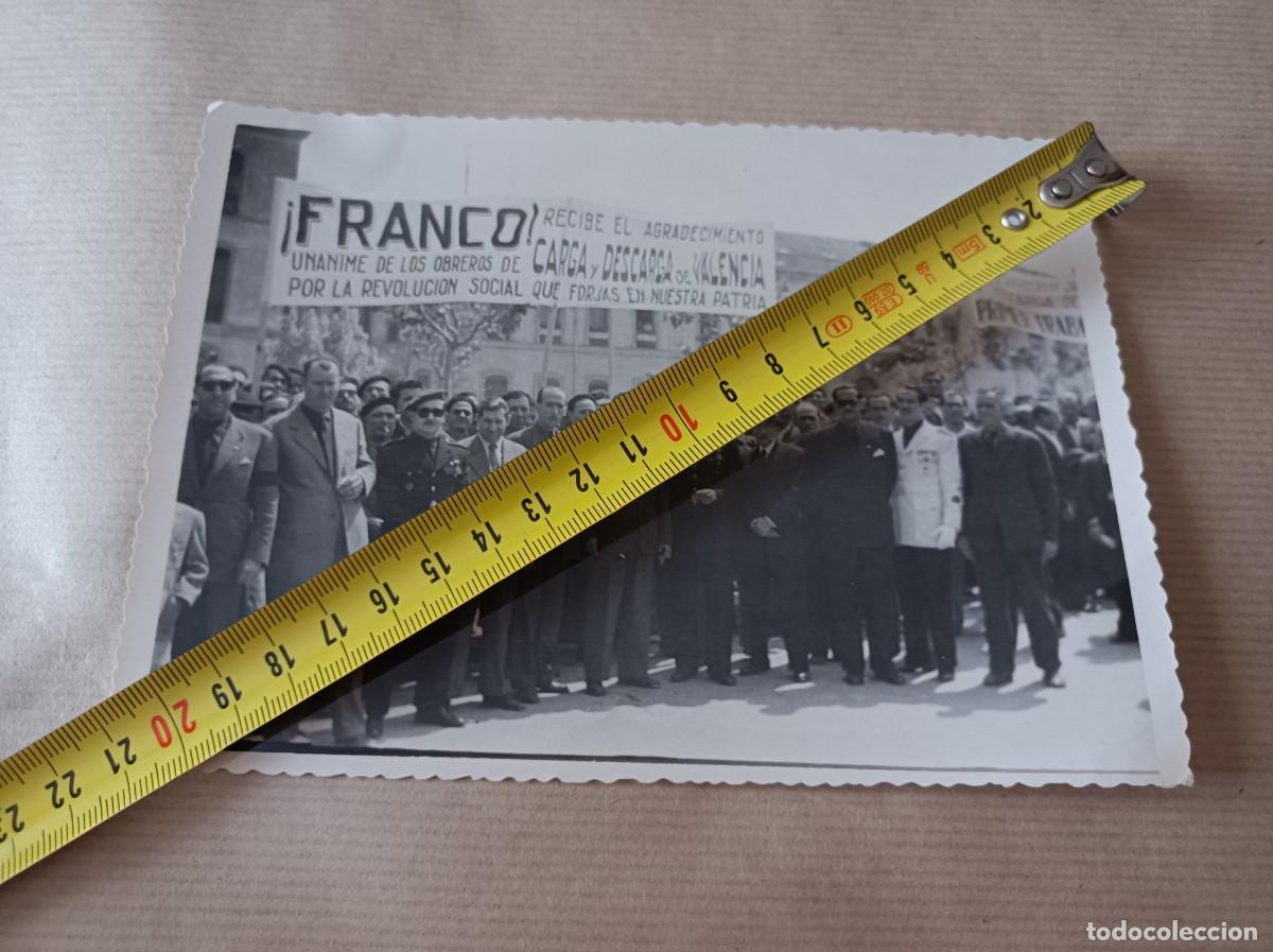 Fotograf&iacute;a antigua: FOTOGRAF&Iacute;A A&Ntilde;OS 50 OBREROS DE CARGA Y DESCARGA POR LA REVOLUCI&Oacute;N SOCIAL AGRADECIMIENTO A FRANCO