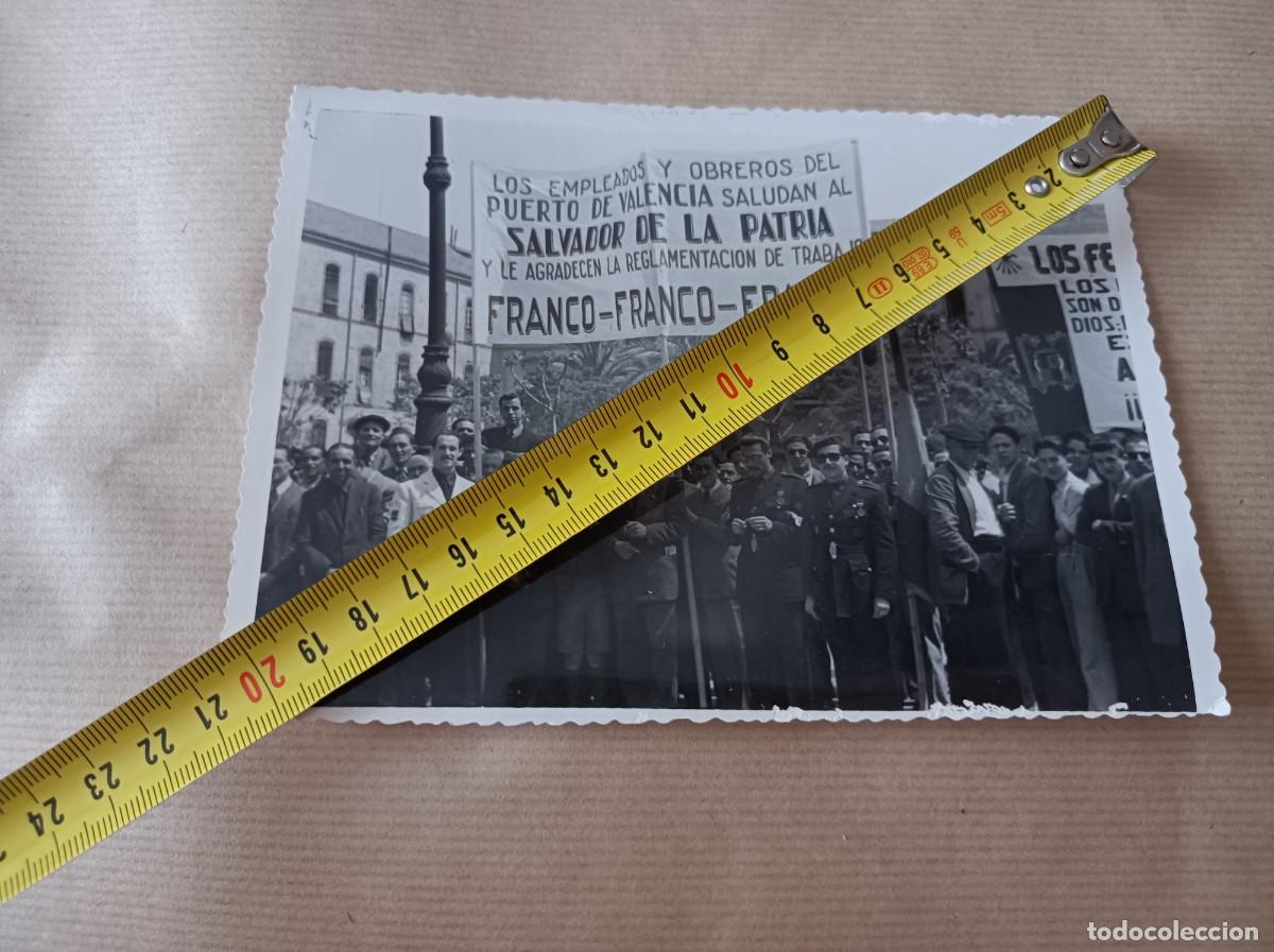 Fotograf&iacute;a antigua: FOTOGRAF&Iacute;A A&Ntilde;OS 50 OBREROS DEL PUERTO DE VALENCIA SALUDAN A FRANCO SALVADOR DE LA PATRIA