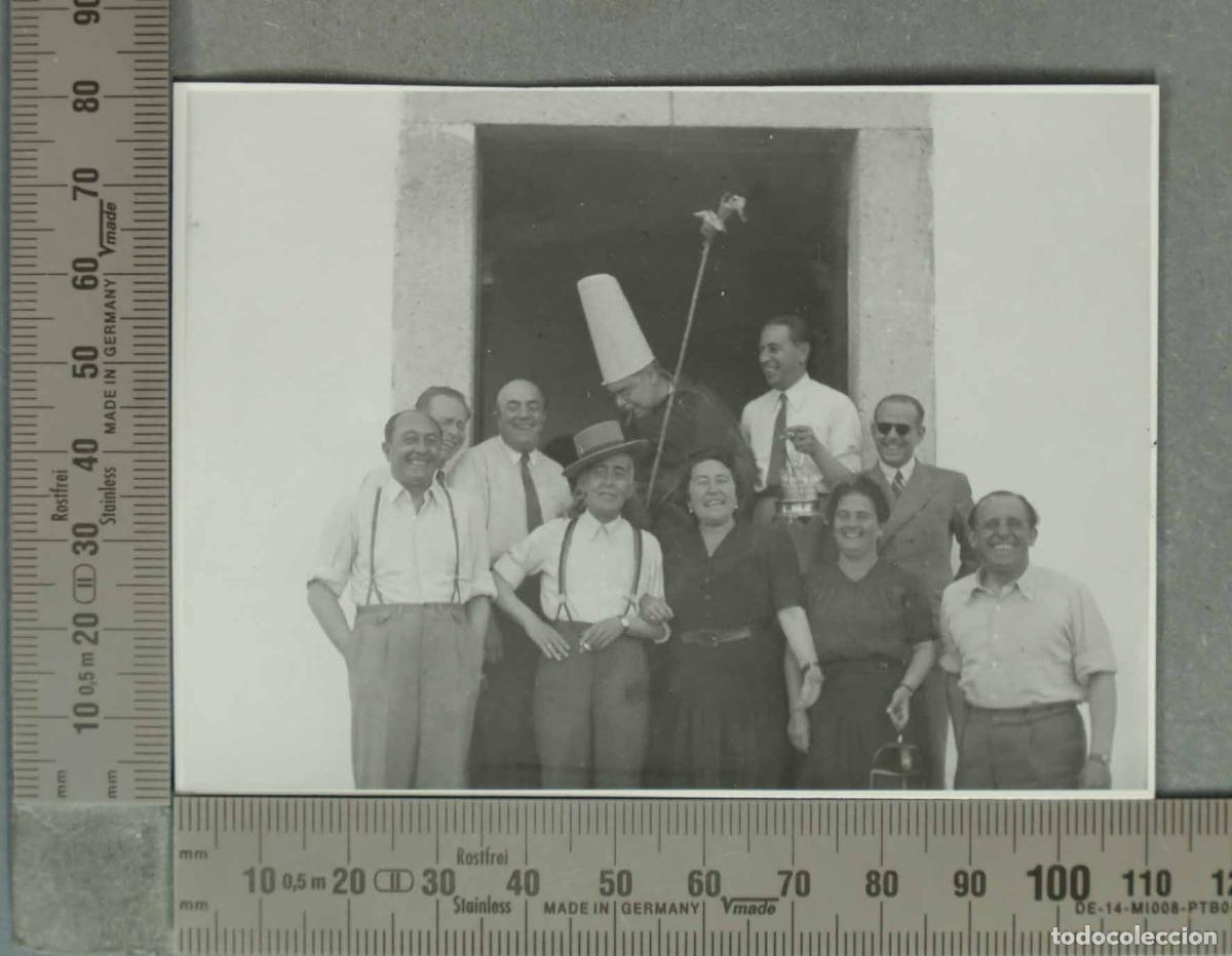 Fotograf&iacute;a antigua: FOTOGRAFIA. GRUPO DE PERSONAS CON PERSONAJE DISFRAZADO. EL YEG&Uuml;ERIZO. HACIA 1940