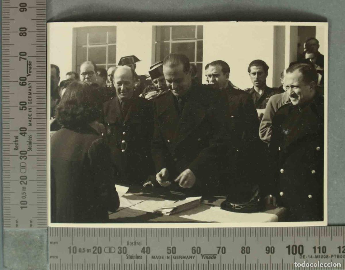 Fotograf&iacute;a antigua: FOTOGRAFIA. ACTO ENTREGA AYUDAS O VIVIENDAS. ANDUJAR. JERARCAS. HACIA 1940