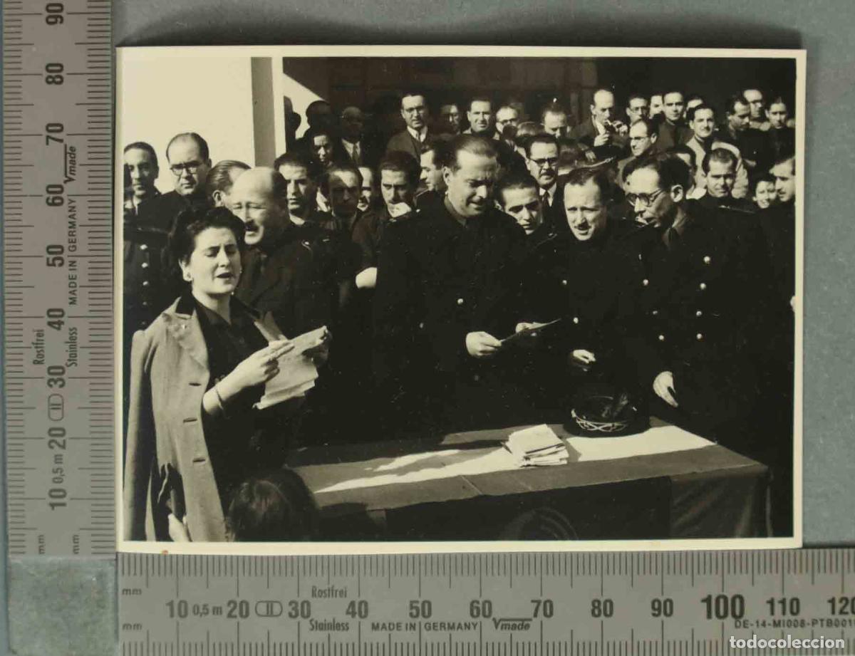 Fotograf&iacute;a antigua: FOTOGRAFIA. ACTO ENTREGA AYUDAS O VIVIENDAS. ANDUJAR. JERARCAS. HACIA 1940