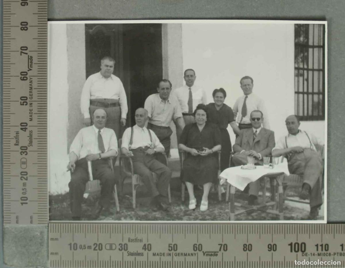 Fotograf&iacute;a antigua: FOTOGRAFIA. Hombres sentados EN EL YEG&Uuml;ERIZO HACIA 1940