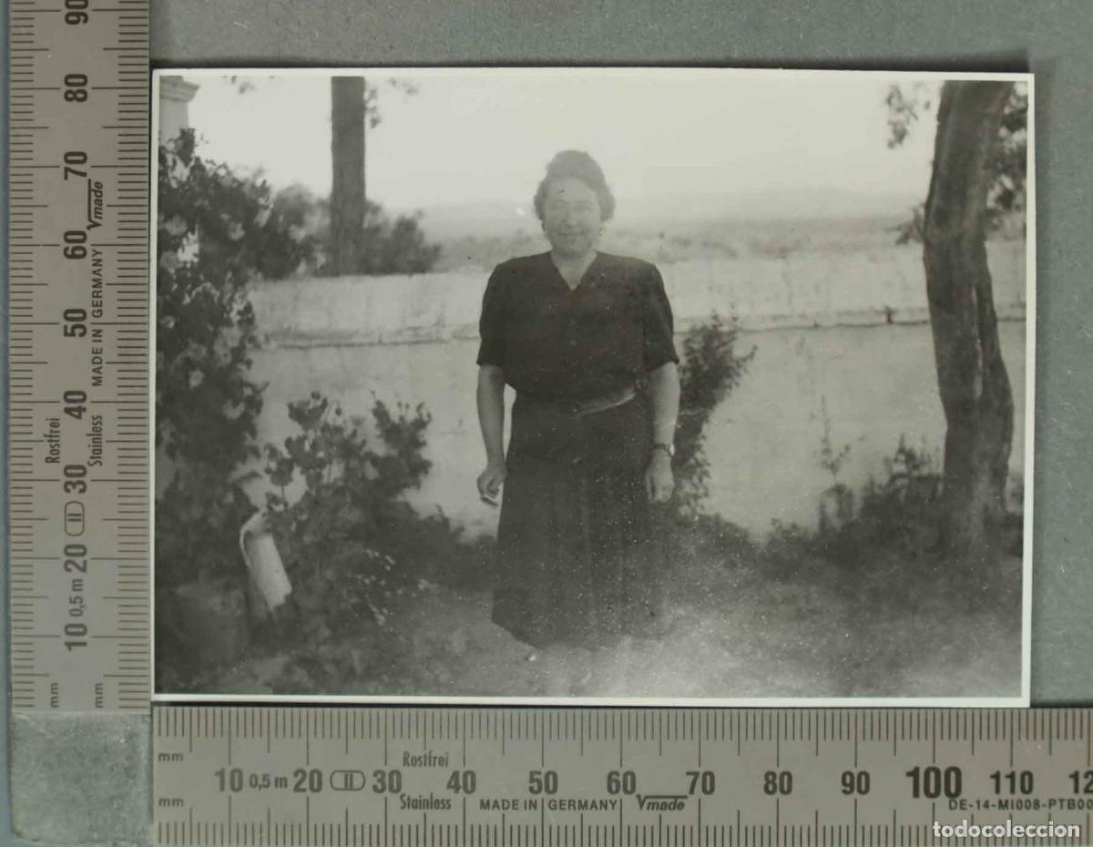 Fotograf&iacute;a antigua: FOTOGRAFIA. Mujer en jard&iacute;n EL YEG&Uuml;ERIZO HACIA 1940