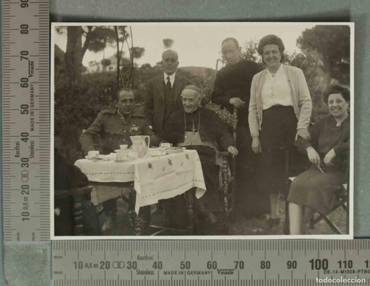 Fotograf&iacute;a antigua: FOTOGRAFIA. TOMANDO CAFE EN EL CAMPO. MILITAR Y OBISPO. ANDUJAR. HACIA 1940