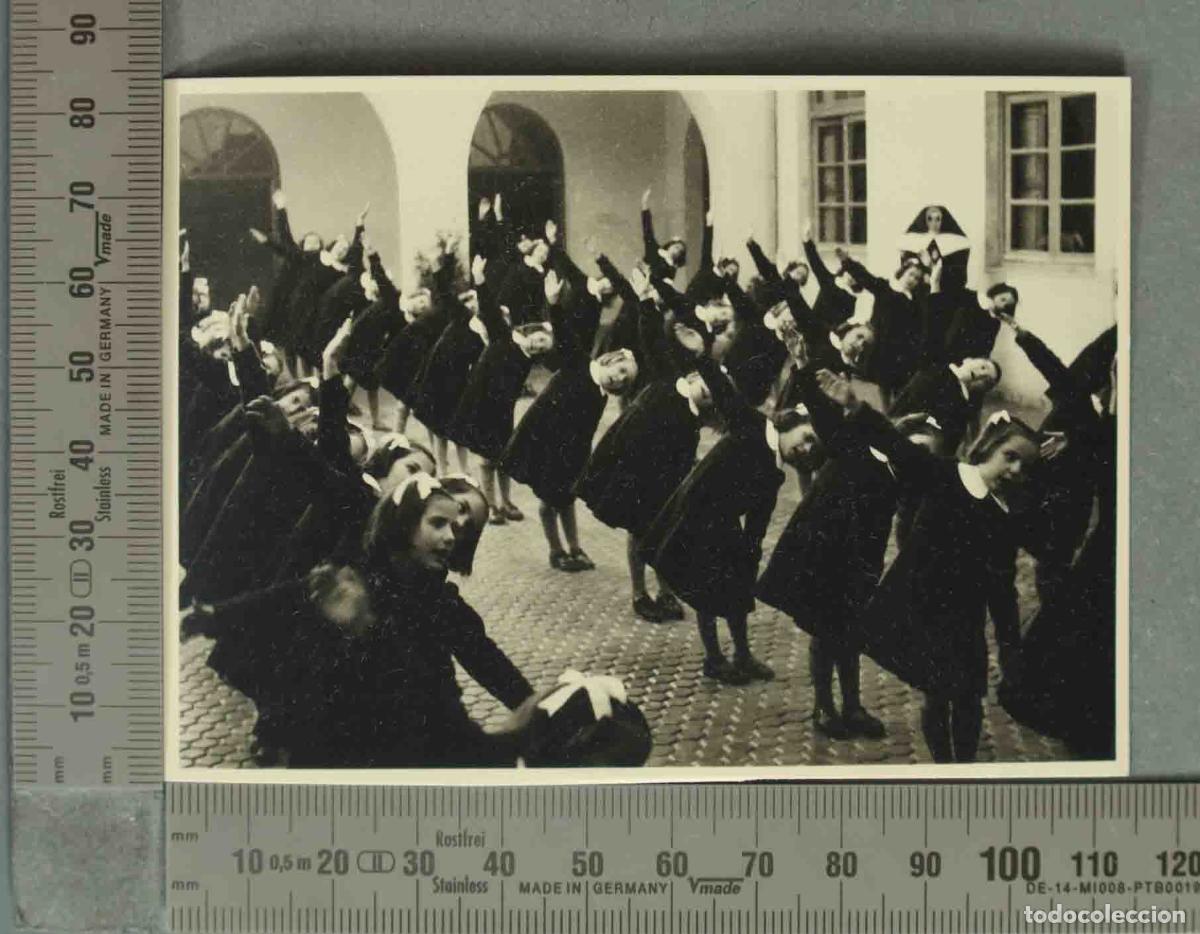 Fotograf&iacute;a antigua: FOTOGRAFIA. NI&Ntilde;AS HACIENDO GIMNASIA COLEGIO RELIGIOSO. ANDUJAR HACIA 1940