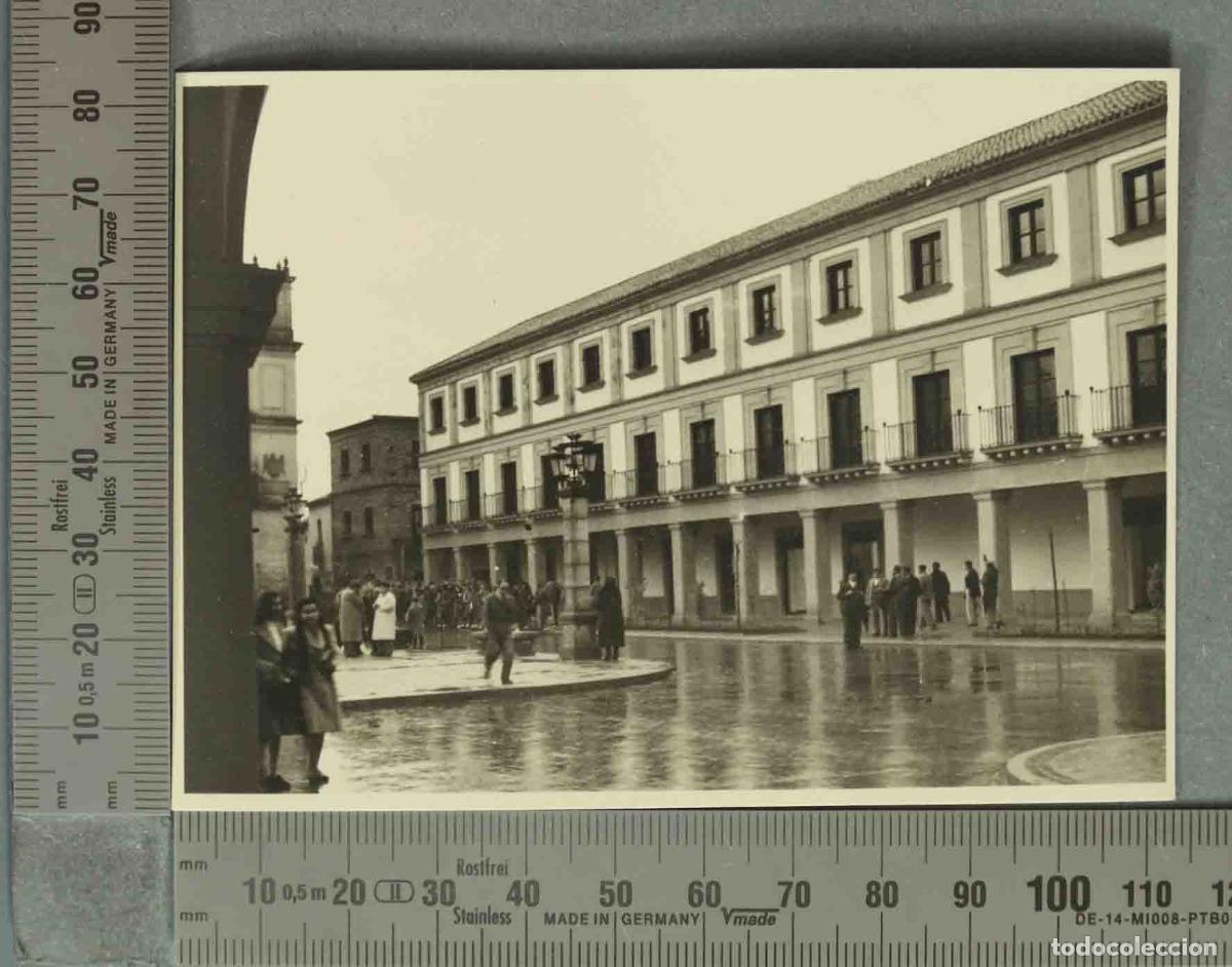 Fotograf&iacute;a antigua: FOTOGRAFIA. VISTA PLAZA ANDUJAR. GENTE CONGREGADA. HACIA 1940