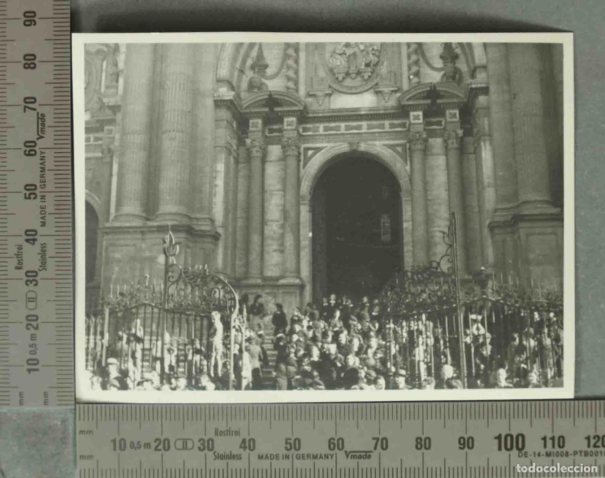 Fotograf&iacute;a antigua: FOTOGRAFIA. SALIDA DE LA CATEDRAL DE MALAGA. HACIA 1940