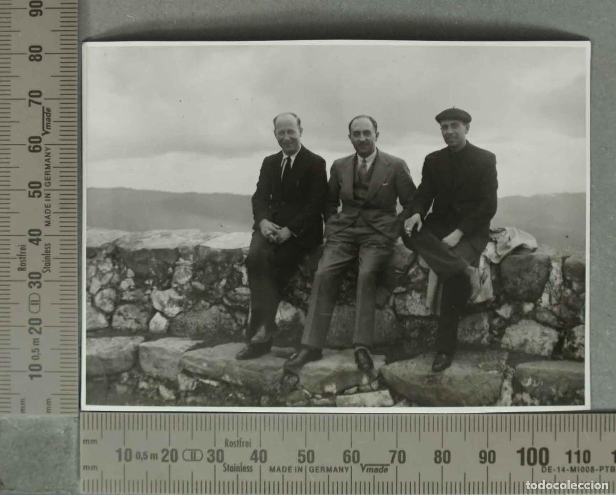 Fotograf&iacute;a antigua: FOTOGRAFIA. TRES HOMBRES EN EL SANTUARIO DE LA VIRGEN DE LA CABEZA HACIA 1940