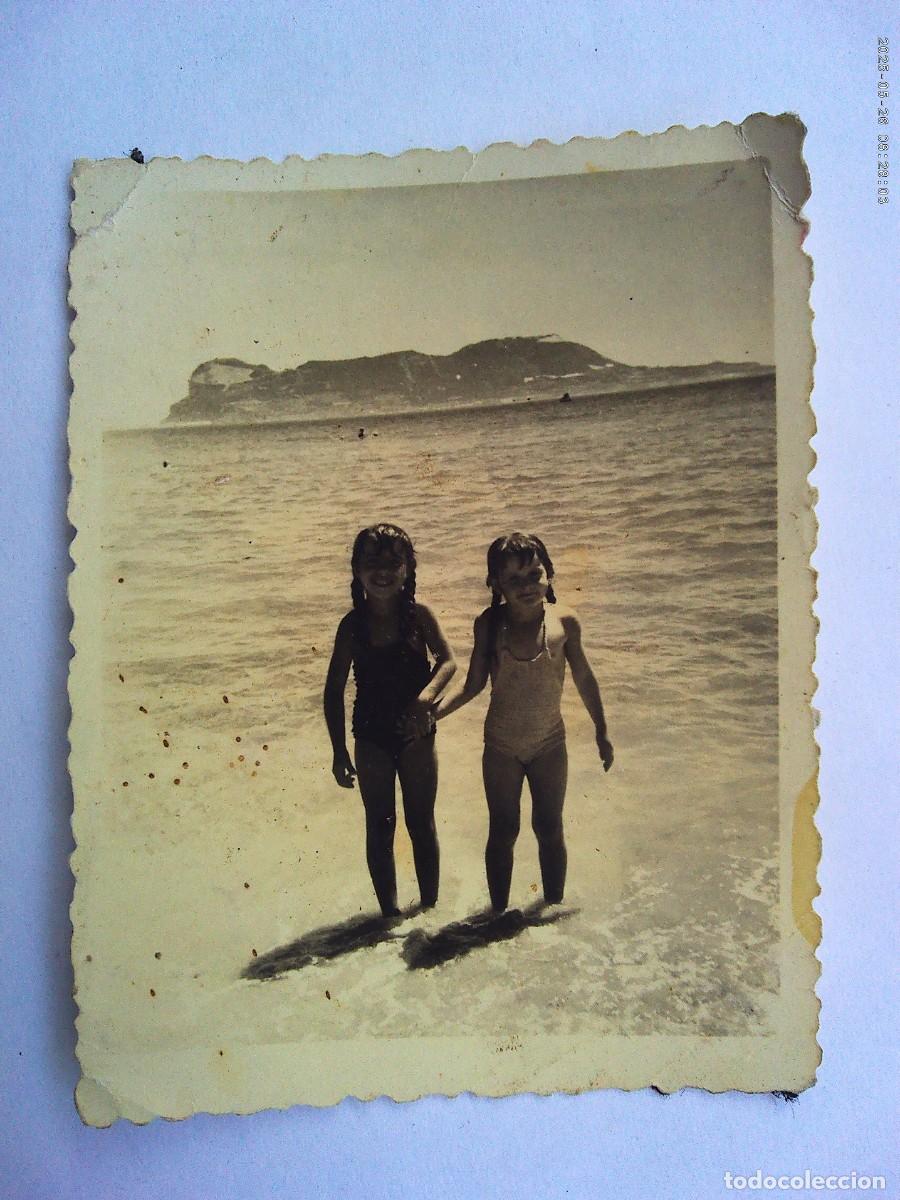 Fotografia antica: FOTO DE NI&Ntilde;AS EN BA&Ntilde;ADOR EN LA PLAYA , AL FONDO EL PE&Ntilde;ON DE GIBRALTAR