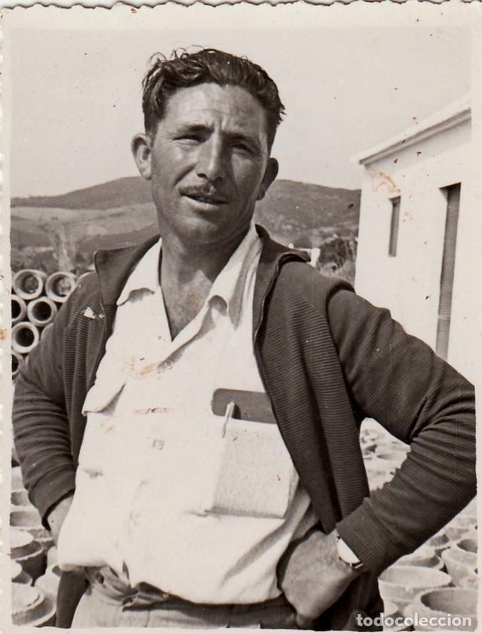 Fotograf&iacute;a antigua: Operario de f&aacute;brica de tubos de cemento, hormig&oacute;n. Foto Jim&eacute;nez, Algatoc&iacute;n, M&aacute;laga. A&ntilde;os 40-50 pc