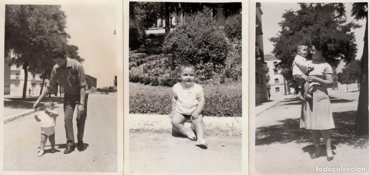 Fotograf&iacute;a antigua: Tres fotos. Familia en la calle. &Oacute;ptica Hernanz, Plaza Mayor, Valladolid. A&ntilde;os 50 pc