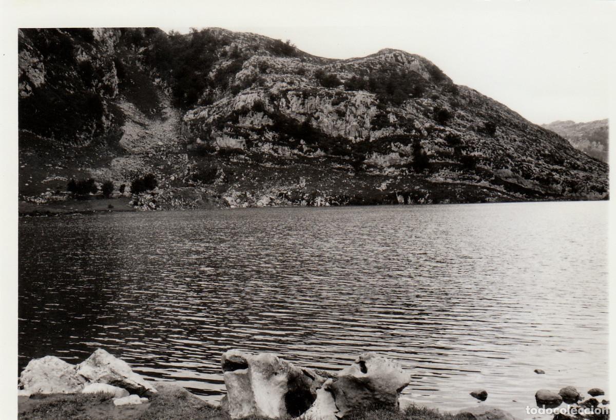 Fotograf&iacute;a antigua: Bonita foto. Los Lagos, Santuario de Covadonga, Asturias. A&ntilde;os 70 pc
