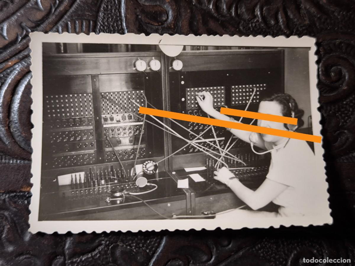 Fotograf&iacute;a antigua: Antigua fotograf&iacute;a. Chica, centralita telef&oacute;nica.