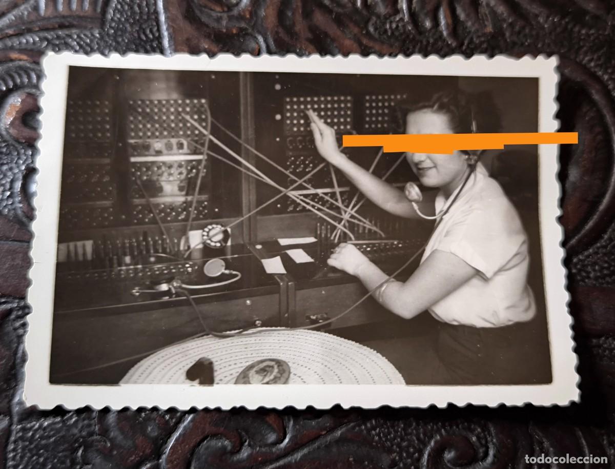 Fotograf&iacute;a antigua: Antigua fotograf&iacute;a. Chica, centralita telef&oacute;nica.