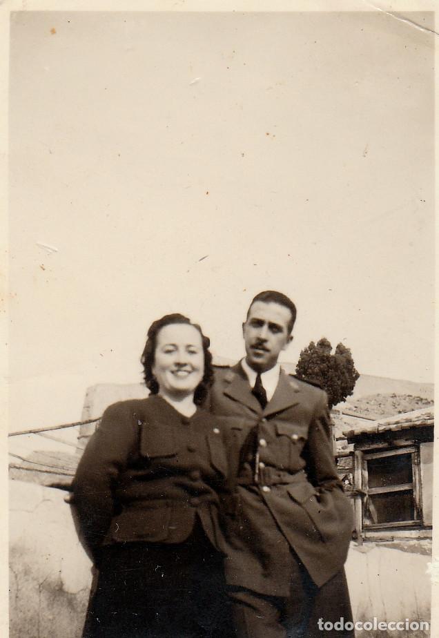 Fotograf&iacute;a antigua: Pareja. Novios. Chica sonriendo con su novio militar. A&ntilde;os 40 pc