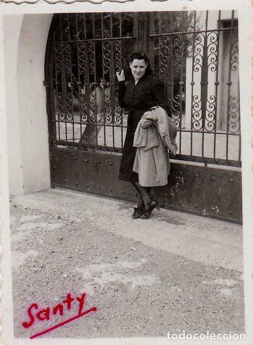 Fotograf&iacute;a antigua: Guapa chica sonriendo delante de una verja. A&ntilde;os 40 pc