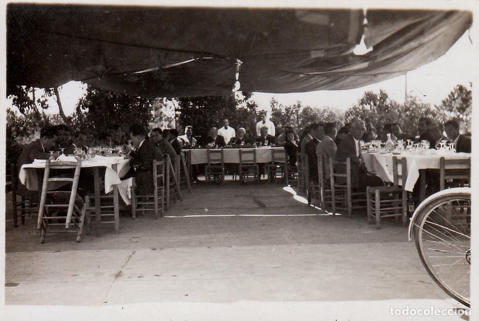 Fotograf&iacute;a antigua: Gran banquete al aire libre. A&ntilde;os 40 pc