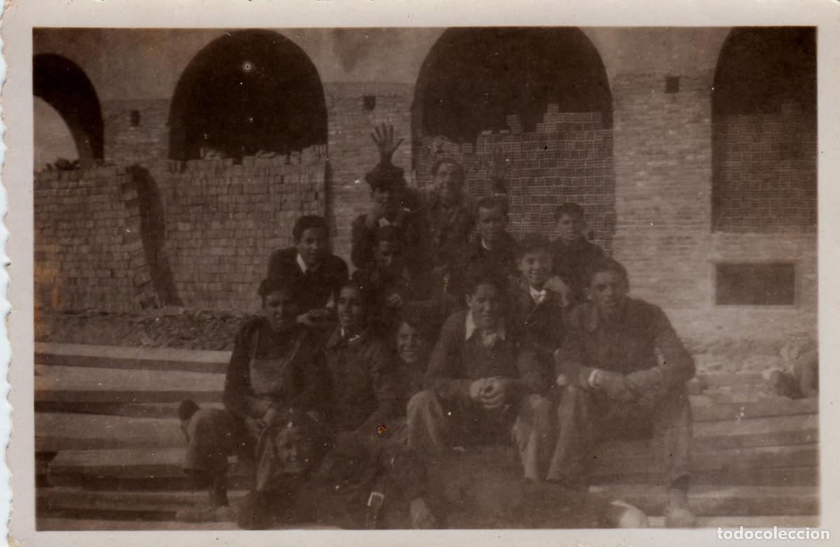 Fotograf&iacute;a antigua: Trabajadores posando delante de la obra en construcci&oacute;n. A&ntilde;os 40 pc