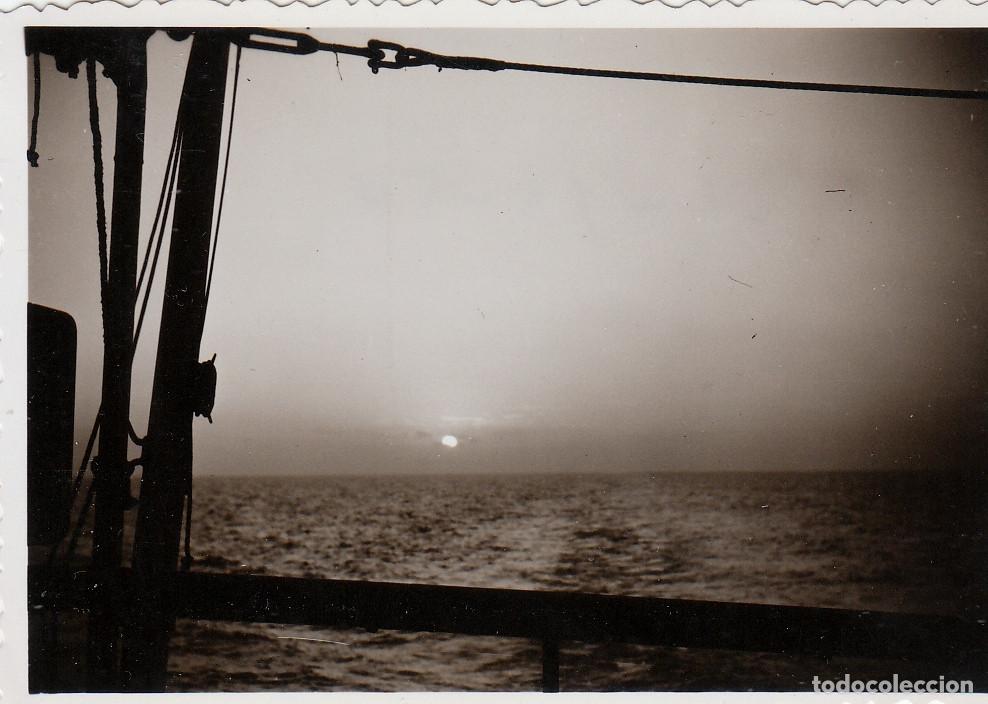 Fotograf&iacute;a antigua: Atardecer. Puesta de sol desde el barco. A&ntilde;os 50 pc