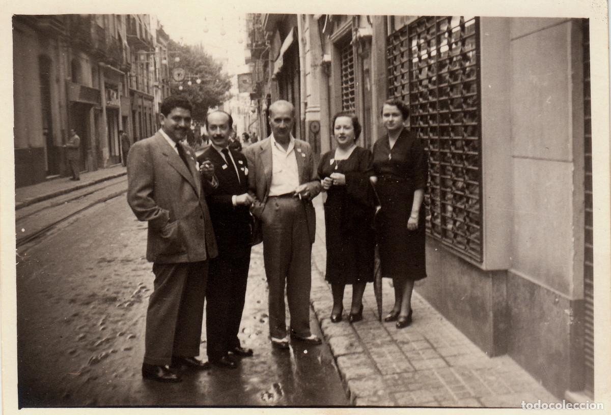 Fotograf&iacute;a antigua: Preciosa foto. Amigos paseando por una calle de Alicante?. A&ntilde;os 50 pc